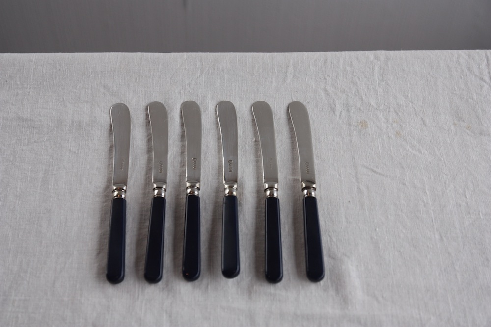 bakelite handle butter knives - Bagatto